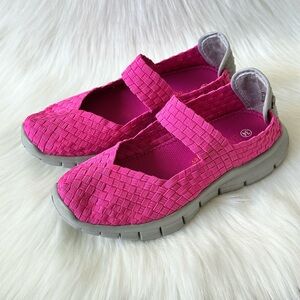 NWT bernie mev. Kids Hot Pink Rigged Charm Flat Shoes EU 34